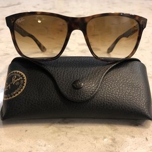 Tortoise shell Ray-Bans